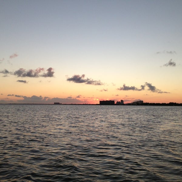 1/12/2013 tarihinde Juan T.ziyaretçi tarafından Sailboards Miami Water Sports'de çekilen fotoğraf