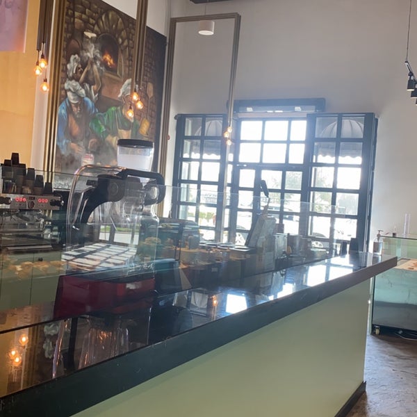 Foto diambil di LOS PRIMOS Bakery &amp; Cafe oleh NA pada 10/19/2022