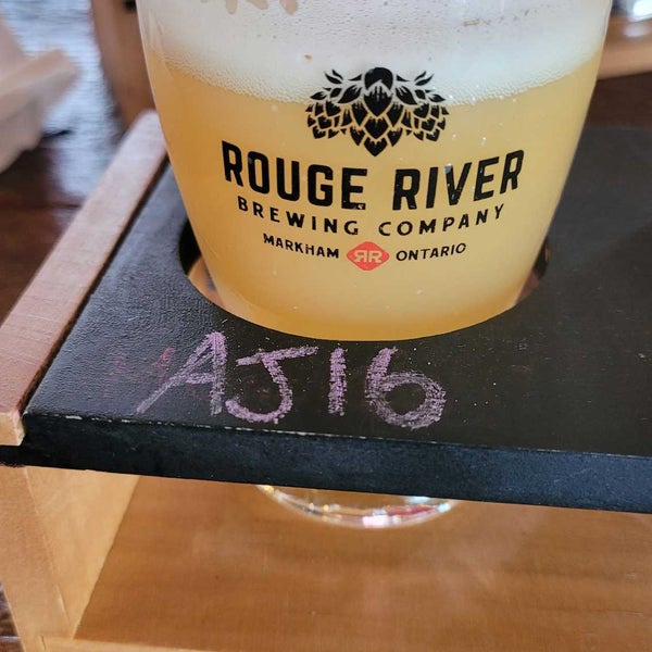 Das Foto wurde bei Rouge River Brewing Company von Mike B. am 10/1/2022 aufgenommen