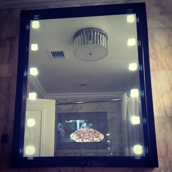 Foto diambil di Flatiron Hotel Toshi oleh Amanda W. pada 9/3/2014
