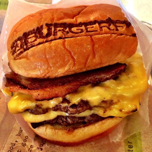 8/5/2014에 Mike B.님이 BurgerFi에서 찍은 사진