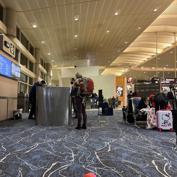 Photo taken at Tampa International Airport (TPA) by 3ziz.Q🇸🇦🇺🇸 on 1/5/2021