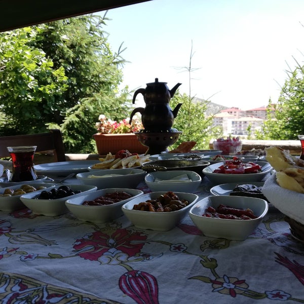 Altınköy'ün en güzel manzarası eşliğinde köy usulü serpme kahvaltı sizleri bekliyor..:)