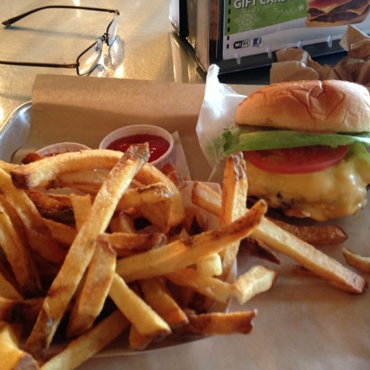 Photo taken at BurgerFi by Griffe on 11/12/2012