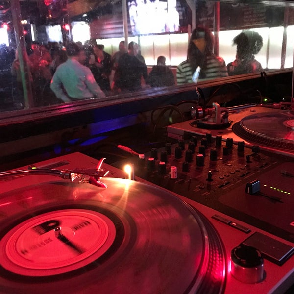 Foto tirada no(a) Public Bar por Bobby (DJ Oso Fresh) A. em 11/17/2017