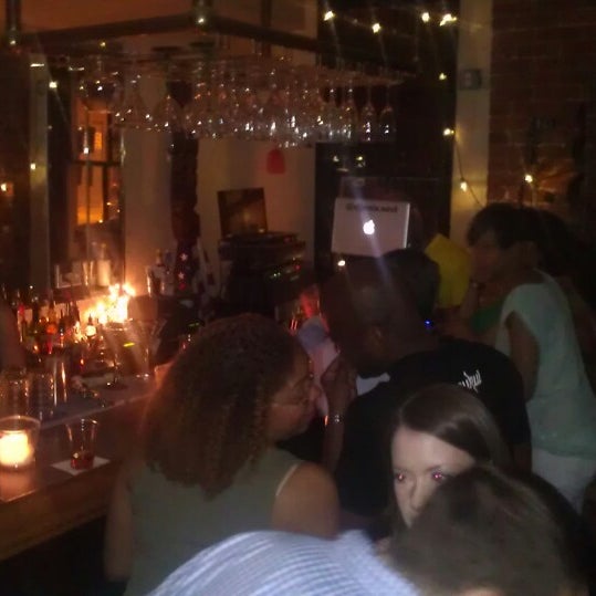 Foto diambil di Darnell&#39;s Lounge oleh Bobby (DJ Oso Fresh) A. pada 6/15/2013