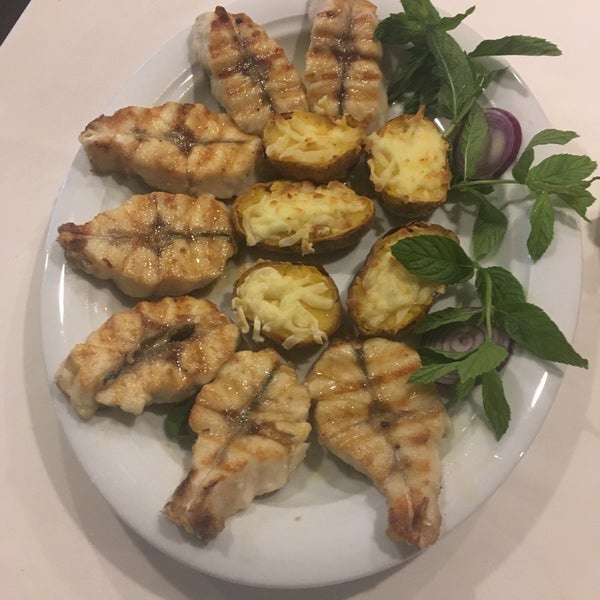 Foto diambil di Kalkan Balık Restaurant oleh Ayhan Ö. pada 7/25/2018