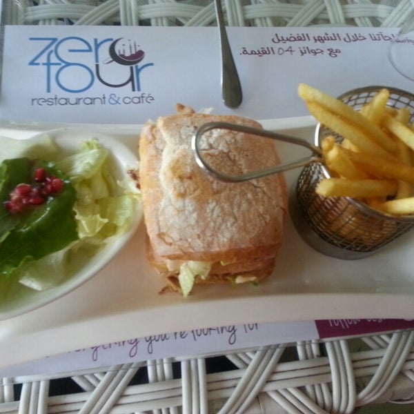 Photo prise au 04 Restaurant &amp; Cafe par Taghreed E. le8/4/2014