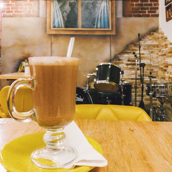 A small, beautiful, cosy coffee shop with good coffees and cakes. Live music on Tuesday and Thursday evening. Definitely my favorite coffee place in Cuenca to relax. Cheap and friendly service.