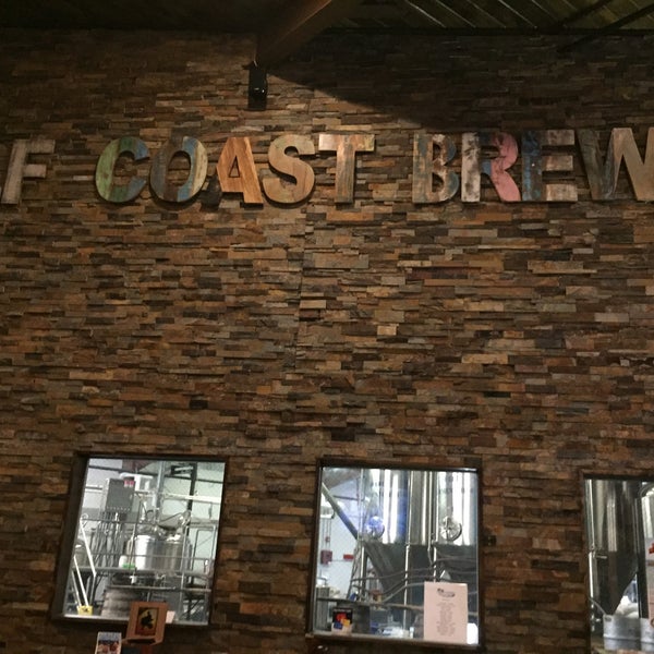 Das Foto wurde bei Gulf Coast Brewery von j r. am 9/1/2016 aufgenommen