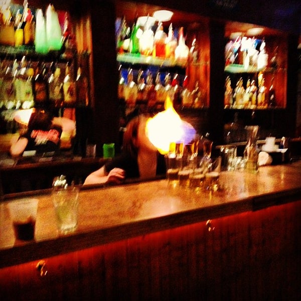 2/11/2013 tarihinde Detroitingziyaretçi tarafından Cheers Shot Bar'de çekilen fotoğraf