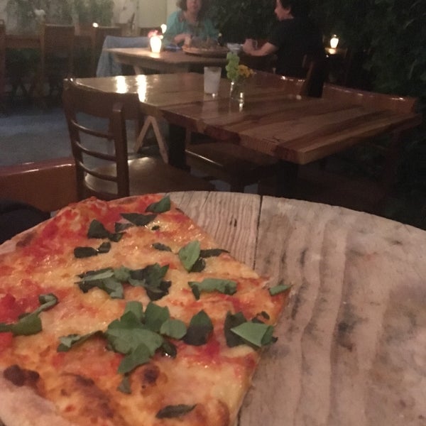 Foto scattata a Pizza Local da Gislenne Z. il 5/19/2018