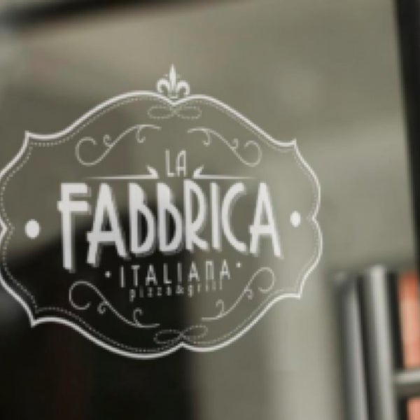 2/21/2015 tarihinde Gislenne Z.ziyaretçi tarafından La Fabbrica -Pizza Bar-'de çekilen fotoğraf