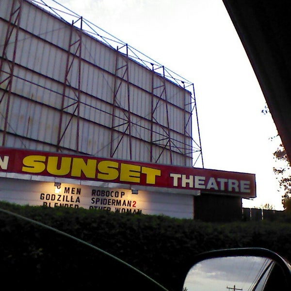 Foto diambil di Sunset Drive-In Theatre oleh Jeremy R. pada 5/26/2014
