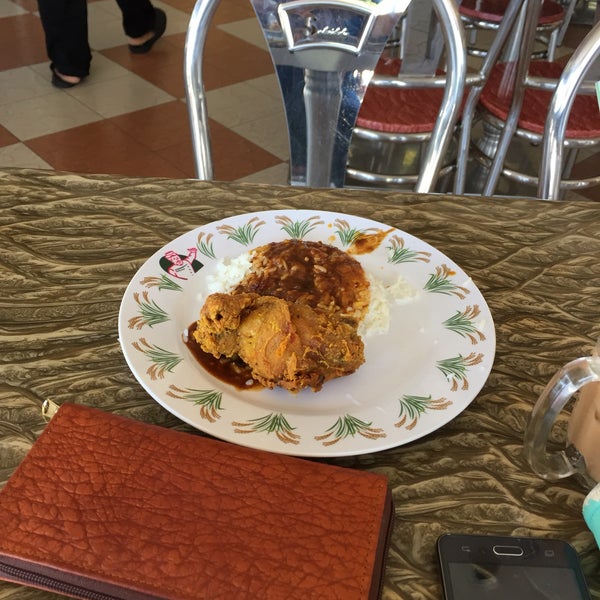 Foto scattata a Restoran Nasi Kandar Subaidah da Nur A. il 4/13/2016