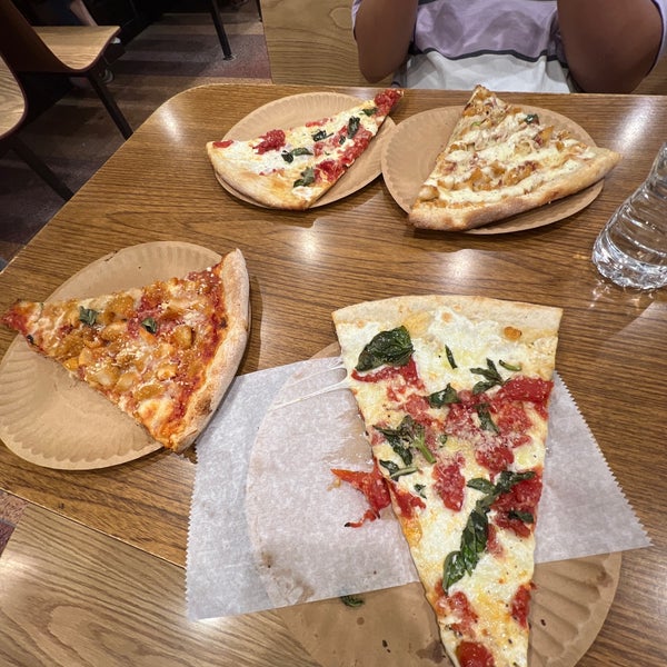 8/6/2022にEmma Y.がNew York Pizza Supremaで撮った写真
