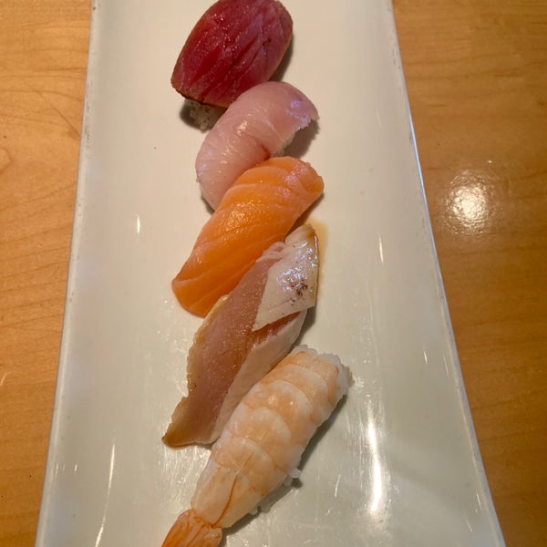 Foto tirada no(a) Tsunami Sushi por Denton B. em 7/9/2019