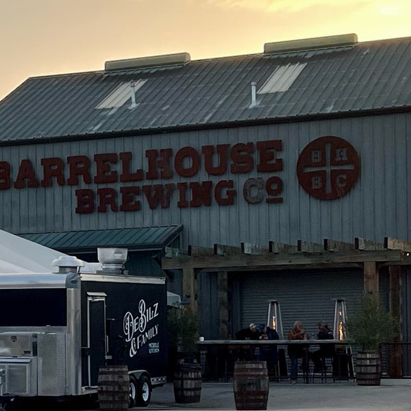 Foto scattata a BarrelHouse Brewing Co. - Brewery and Beer Gardens da Denton B. il 3/5/2022