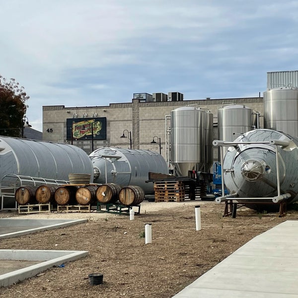 Foto diambil di Figueroa Mountain Brewing Company oleh Denton B. pada 11/20/2020