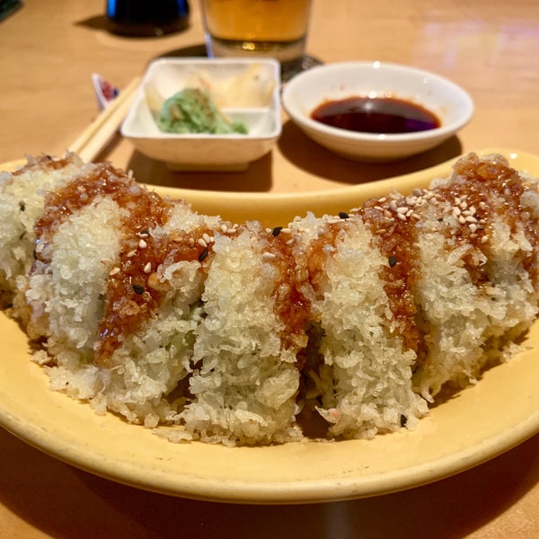 Foto tirada no(a) Tsunami Sushi por Denton B. em 7/9/2019