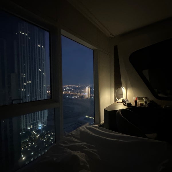 Das Foto wurde bei V Hotel Dubai, Curio Collection by Hilton von S am 7/4/2023 aufgenommen