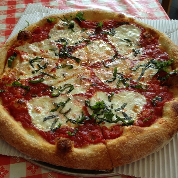 Foto tomada en MamaDellas N.Y. City Pizzeria  por Angela W. el 7/3/2013