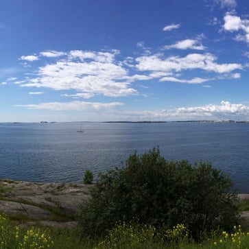 Photo taken at Suomenlinnan uimaranta by Jiawen H. on 6/27/2014