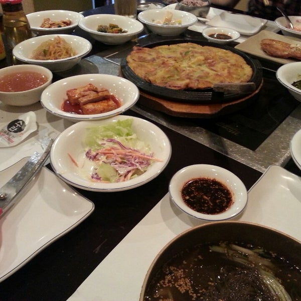 6/26/2014 tarihinde jessieTHEjazzziyaretçi tarafından Sura Korean BBQ Buffet'de çekilen fotoğraf