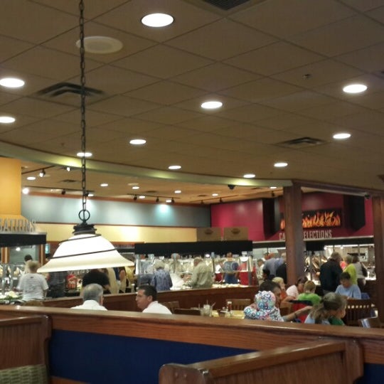 Photo taken at Wood Grill Buffet by Fernando P. on 5/29/2014