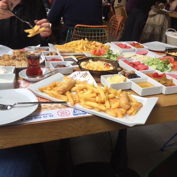 Foto scattata a Esinci Cafe &amp; Bistro da Tülay Ç. il 12/26/2015