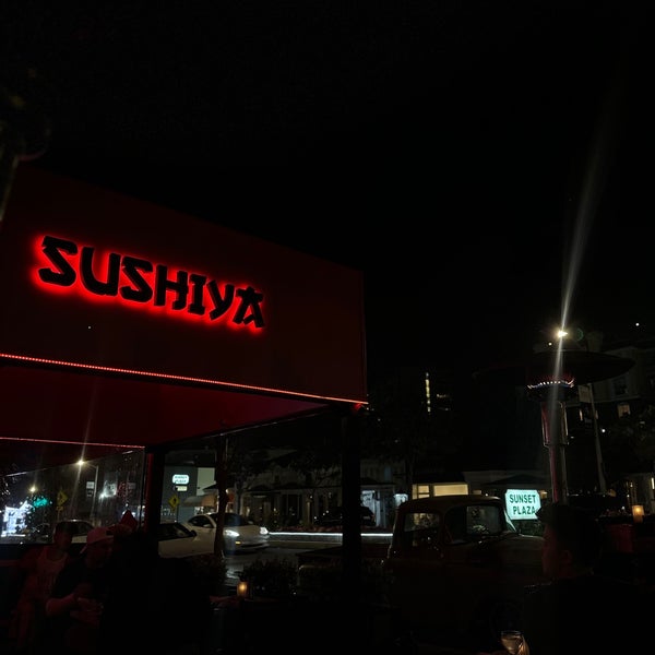 Foto tirada no(a) Sushiya on Sunset por . em 5/19/2023