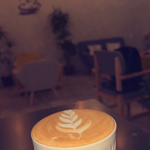 รูปภาพถ่ายที่ Tones Coffee โดย Ahlam เมื่อ 9/30/2021