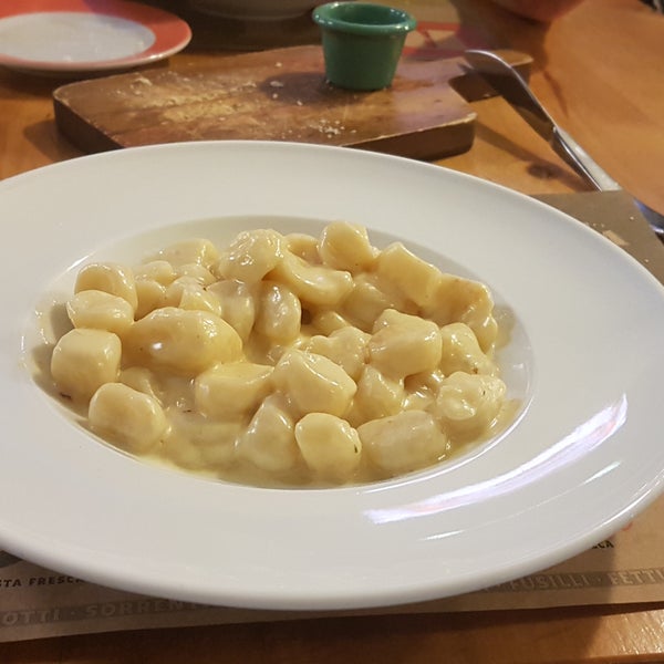 Los gnoccis, tanto formaggio como bolognese estan espectaculares. Pero, él servicio bastante discreto. ejemplo, bebidas llegaron después de los platos. Mejoren la atención y local seria perfecto.