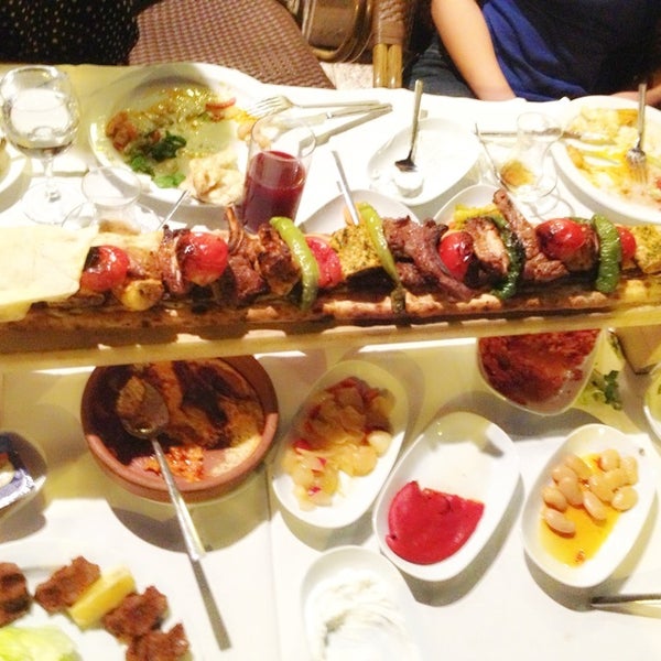 7/9/2013 tarihinde ebruziyaretçi tarafından Adanalı Hasan Kolcuoğlu Restaurant'de çekilen fotoğraf