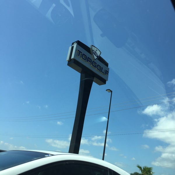 Foto tirada no(a) Topgolf por Catherine S. em 6/17/2016