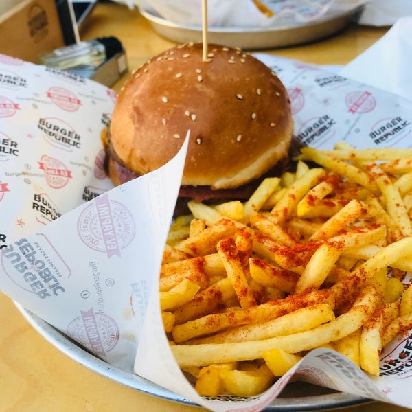 Photo taken at Burger Republic by Murat🎭 Ö. on 11/2/2019