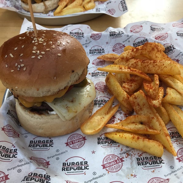 Foto diambil di Burger Republic oleh Murat🎭 Ö. pada 10/14/2018