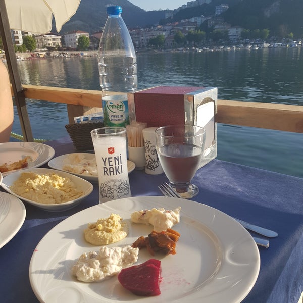 Foto tirada no(a) Sahil Balık Restaurant por Aslı Ş. em 6/15/2018