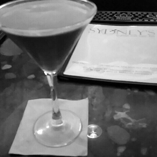 Foto tirada no(a) Sydney&#39;s Martini and Wine Bar por Adrienne D. em 6/21/2015