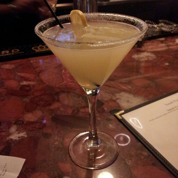 Снимок сделан в Sydney&#39;s Martini and Wine Bar пользователем Adrienne D. 8/16/2014