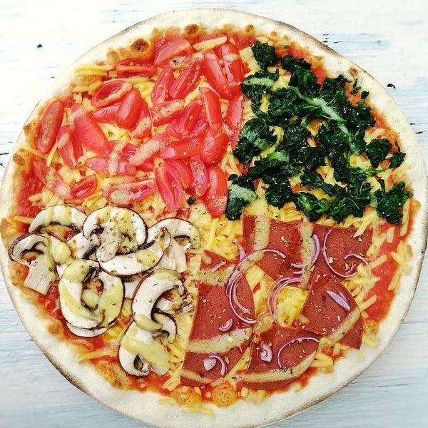 Super leckere Pizza, freundliches und aufmerksames Personal. Jede Woche gibt es eine andere Wochenpizza❤️ Torten ein träumchen😊