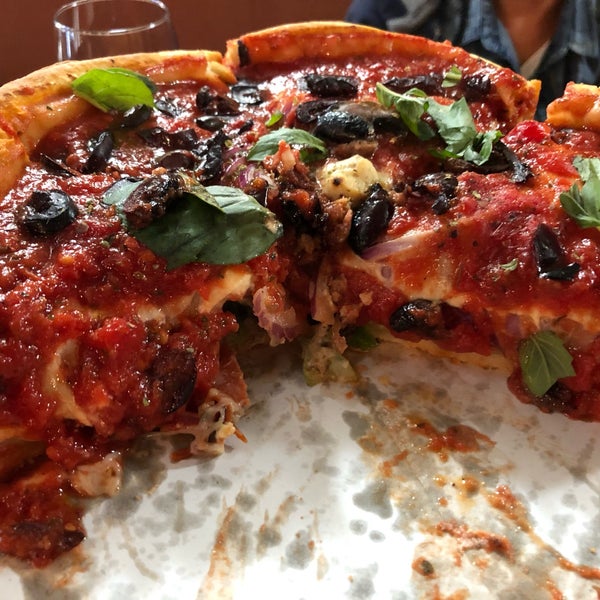 Foto tomada en Patxi&#39;s Pizza  por Janet el 4/29/2019