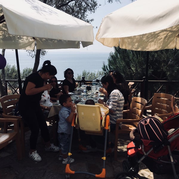 5/3/2018 tarihinde Bahar Mithat Ç.ziyaretçi tarafından Adalı Cafe &amp; Restaurant'de çekilen fotoğraf