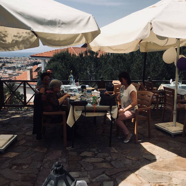 Foto tomada en Adalı Cafe &amp; Restaurant  por Bahar Mithat Ç. el 5/7/2018