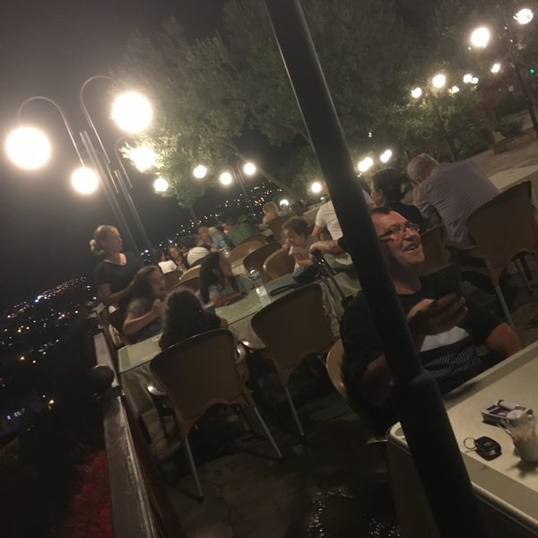 รูปภาพถ่ายที่ Adalı Cafe &amp; Restaurant โดย Bahar Mithat Ç. เมื่อ 6/18/2018