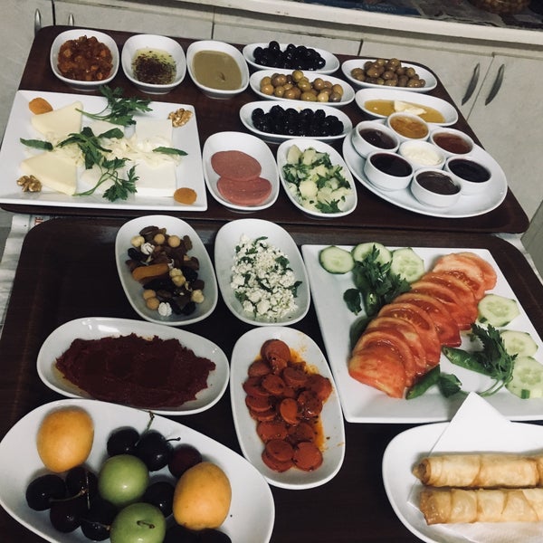 Photo prise au Adalı Cafe &amp; Restaurant par Bahar Mithat Ç. le6/18/2018