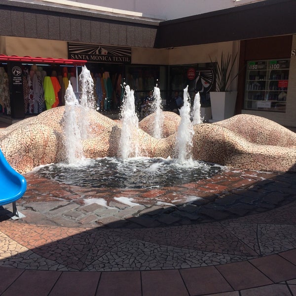 Foto tirada no(a) Plaza del Sol por Jorge V. em 5/21/2016