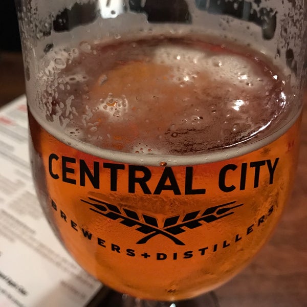 Das Foto wurde bei Central City Brew Pub von Taylor ☔. am 10/23/2016 aufgenommen