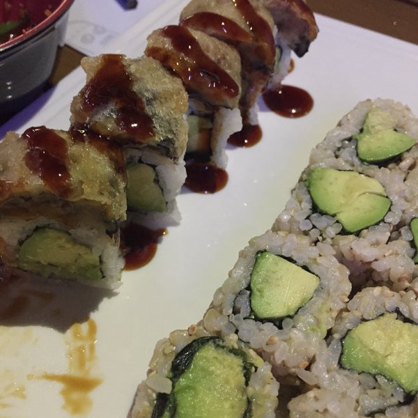 รูปภาพถ่ายที่ Blue Sushi Sake Grill โดย Angela B. เมื่อ 4/8/2017