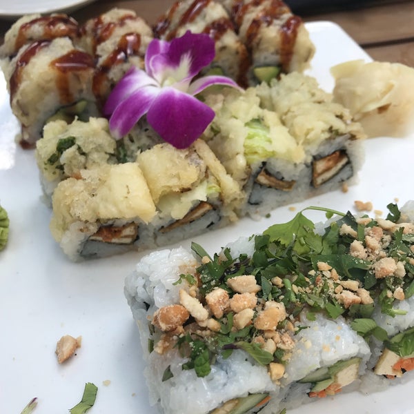 รูปภาพถ่ายที่ Blue Sushi Sake Grill โดย Angela B. เมื่อ 5/13/2018